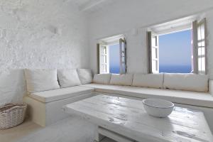 Gallery image of MELANOPETRA boutique apartments in Emporeiós