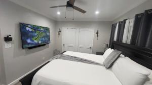 En eller flere senge i et værelse på A Short Beach walk fish fry minutes to downtown + 45 billeder