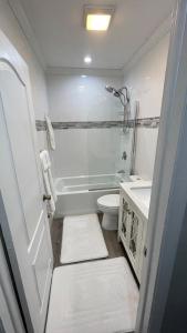 Et badeværelse på A Short Beach walk fish fry minutes to downtown