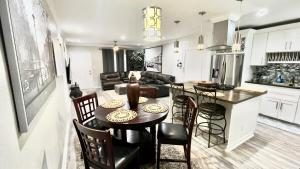 Køkken eller tekøkken på A Short Beach walk fish fry minutes to downtown