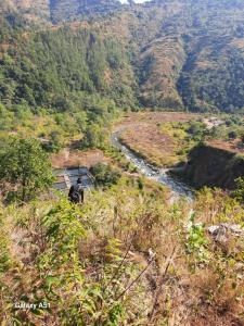 een uitzicht op een vallei met een rivier en bergen bij Nature valley home stay in Marchula