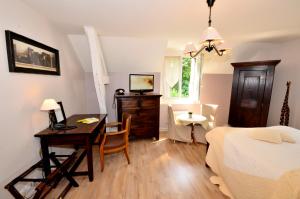 Φωτογραφία από το άλμπουμ του Logis Hôtel De La Chapelle σε Milon-la-Chapelle