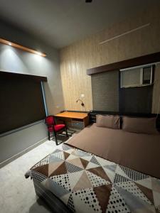 Postel nebo postele na pokoji v ubytování Kaashi Flora - Room Wise