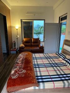 Postel nebo postele na pokoji v ubytování Kaashi Flora - Room Wise