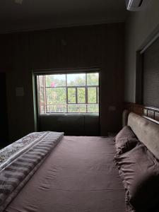 Postel nebo postele na pokoji v ubytování Kaashi Flora - Room Wise
