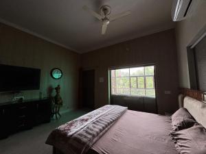Postel nebo postele na pokoji v ubytování Kaashi Flora - Room Wise