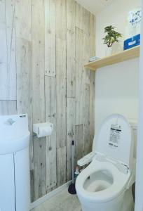 a bathroom with a toilet and a sink at #303WZNET梅屋敷駅2分横浜羽田空港都心便利商店街1ldk広い in Tokyo