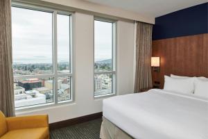 Residence Inn By Marriott Berkeley客房内的一张或多张床位