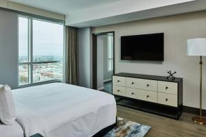 Residence Inn By Marriott Berkeley的电视和/或娱乐中心