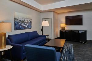 Residence Inn By Marriott Berkeley的电视和/或娱乐中心