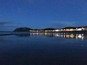 una gran masa de agua por la noche en The Promenâd, en Llandudno 72 fotos más