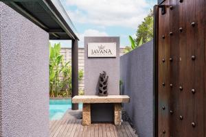Der Swimmingpool an oder in der Nähe von Javana Royal Villas