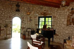 Gallery image of Musician's Round House & Castello in Vátos