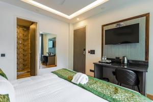 Postel nebo postele na pokoji v ubytování Hotel Mayur C R Park - Greater Kailash New Delhi