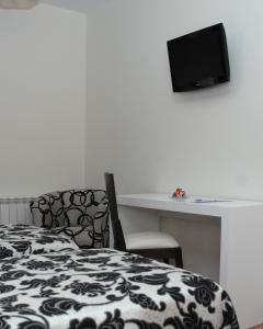 A television and/or entertainment centre at Hotel HC Sigüenza