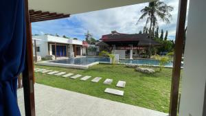 La alberca dentro o cerca de Bluewaves Hostel & Villa Panagsama by Hiverooms