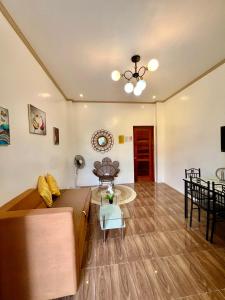 een woonkamer met een bank en een tafel bij A-rena Homestay in General Luna