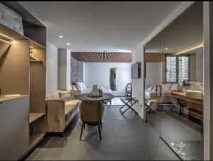 sala de estar con sofá y mesa en una habitación en TQ 10 Boutique, en Alicante