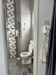 a bathroom with a white toilet in a room at AYAAN BLOSSOM BUDGET HOMESTAY FREE WiFi and Netflix in Tanah Rata +19 photos