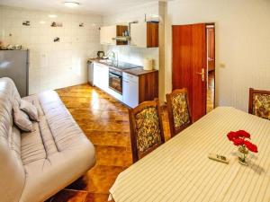 Kuchyň nebo kuchyňský kout v ubytování Apartment in Seline near Paklenica Park