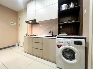 Kuchyň nebo kuchyňský kout v ubytování Well Furnished 1BR at Anderson Supermall Mansion Apartment By Travelio