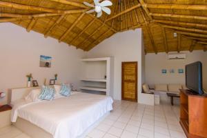 a bedroom with a bed and a television in it at Makani Vichayito in Vichayito