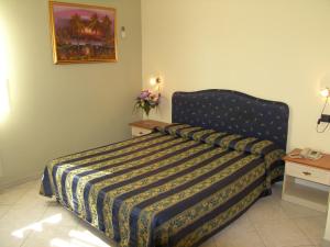 Ένα ή περισσότερα κρεβάτια σε δωμάτιο στο Hotel Genius