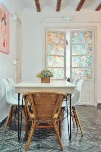 a dining room with a table and chairs at Casa Maibeca in Bolbaite
