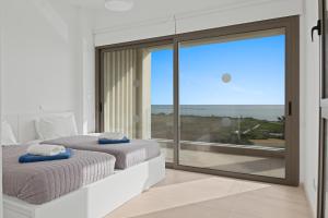 Un dormitorio con dos camas y vista al mar. en Serenity Waves Villa 5, en Lárnaca 38 fotos más