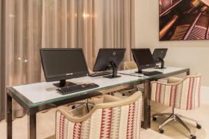 Uma TV ou centro de entretenimento em Linx Confins