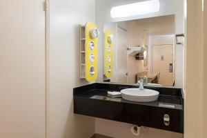 Koupelna v ubytování Motel 6-Mcallen, TX