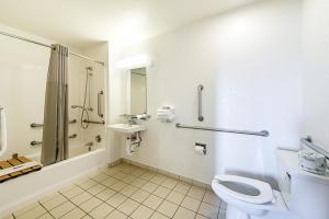 Koupelna v ubytování Motel 6-Mcallen, TX