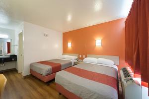 Postel nebo postele na pokoji v ubytování Motel 6-Mcallen, TX