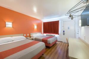 Postel nebo postele na pokoji v ubytování Motel 6-Mcallen, TX