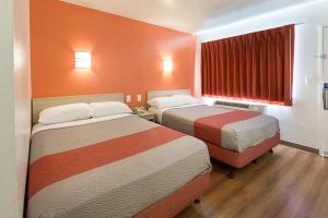 Postel nebo postele na pokoji v ubytování Motel 6-Mcallen, TX