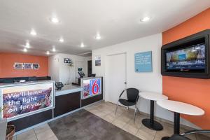 TV a/nebo společenská místnost v ubytování Motel 6-Mcallen, TX