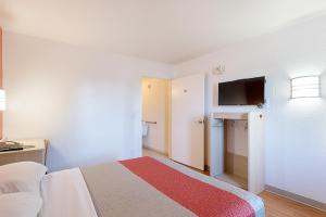TV a/nebo společenská místnost v ubytování Motel 6-Mcallen, TX