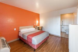 Postel nebo postele na pokoji v ubytování Motel 6-Mcallen, TX