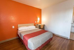 Postel nebo postele na pokoji v ubytování Motel 6-Mcallen, TX