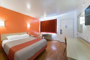 Postel nebo postele na pokoji v ubytování Motel 6-Mcallen, TX