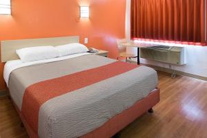 Postel nebo postele na pokoji v ubytování Motel 6-Mcallen, TX