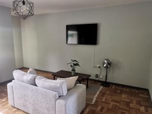 TV a/nebo společenská místnost v ubytování Sunny Mountain View