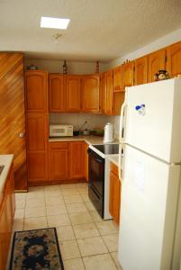 - une cuisine avec des placards en bois et un réfrigérateur blanc dans l'établissement Ocean View, à La Parguera