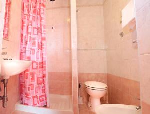 een badkamer met een toilet, een douche en een wastafel bij Hotel Euro Quiris in Rome