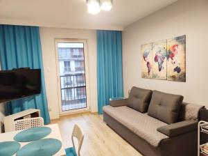 Część wypoczynkowa w obiekcie Apartament Kapitalny przy porcie w Kołobrzegu z rowerownią i placem zabaw