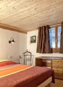 ペイゼ・ナンクロワにあるAppartement confortable avec vue montagne à Peisey-Nancroixのベッドと窓のある寝室