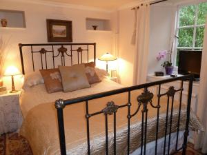 Ein Bett oder Betten in einem Zimmer der Unterkunft Queen Anne House