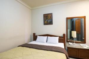Postel nebo postele na pokoji v ubytování Hotel 678 Kemang Powered By Cocotel