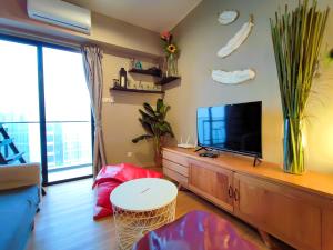 云顶高原The Loft at Midhills Genting Highlands Free WiFi的客厅配有木柜上的平面电视