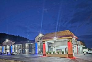 un edificio alberghiero con parcheggio notturno di Super 8 by Wyndham Marion NC a Marion